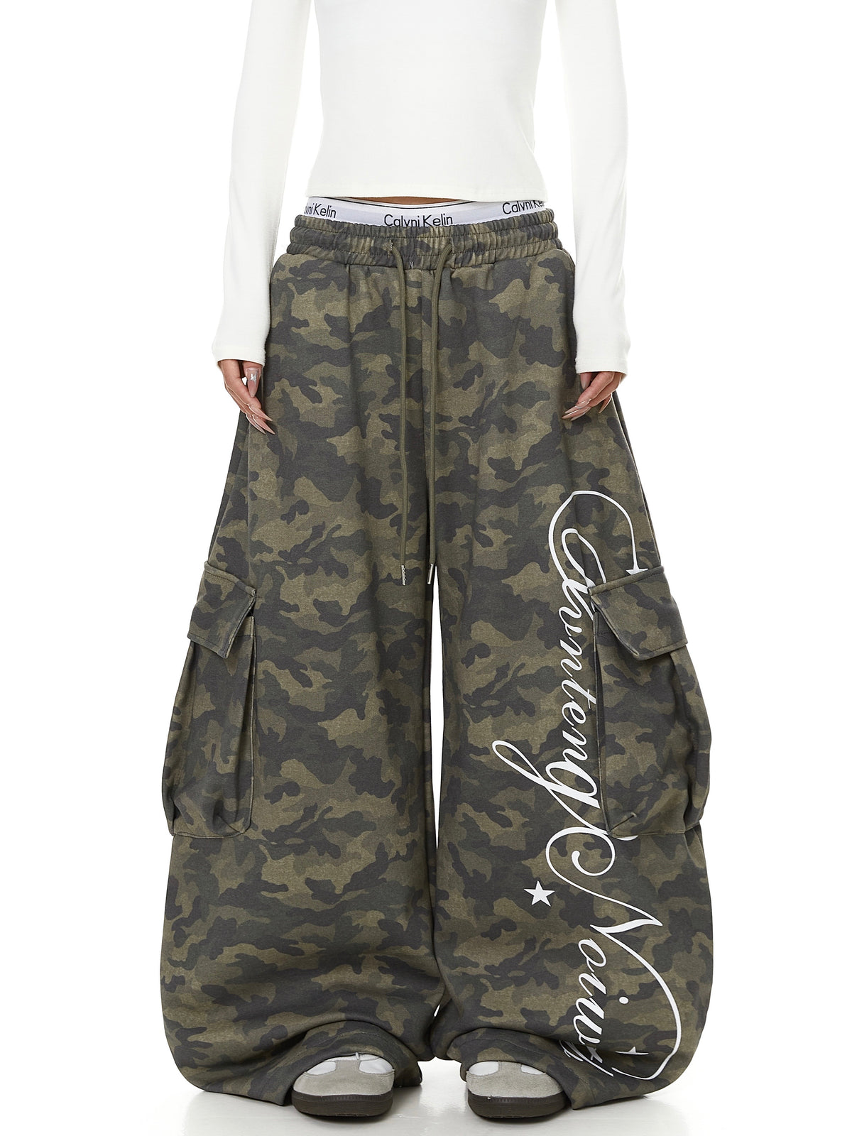 Camo Cursive Script Print Wide-Leg Sweatpants