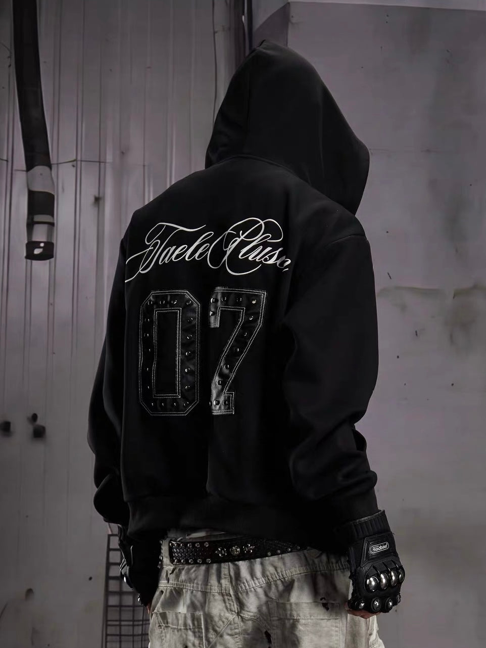 Vintage 07 Graphic Zip-Up Hoodie